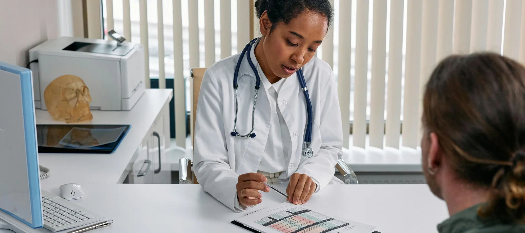 Ärztin bespricht Gesundheitswerte mit Patienten