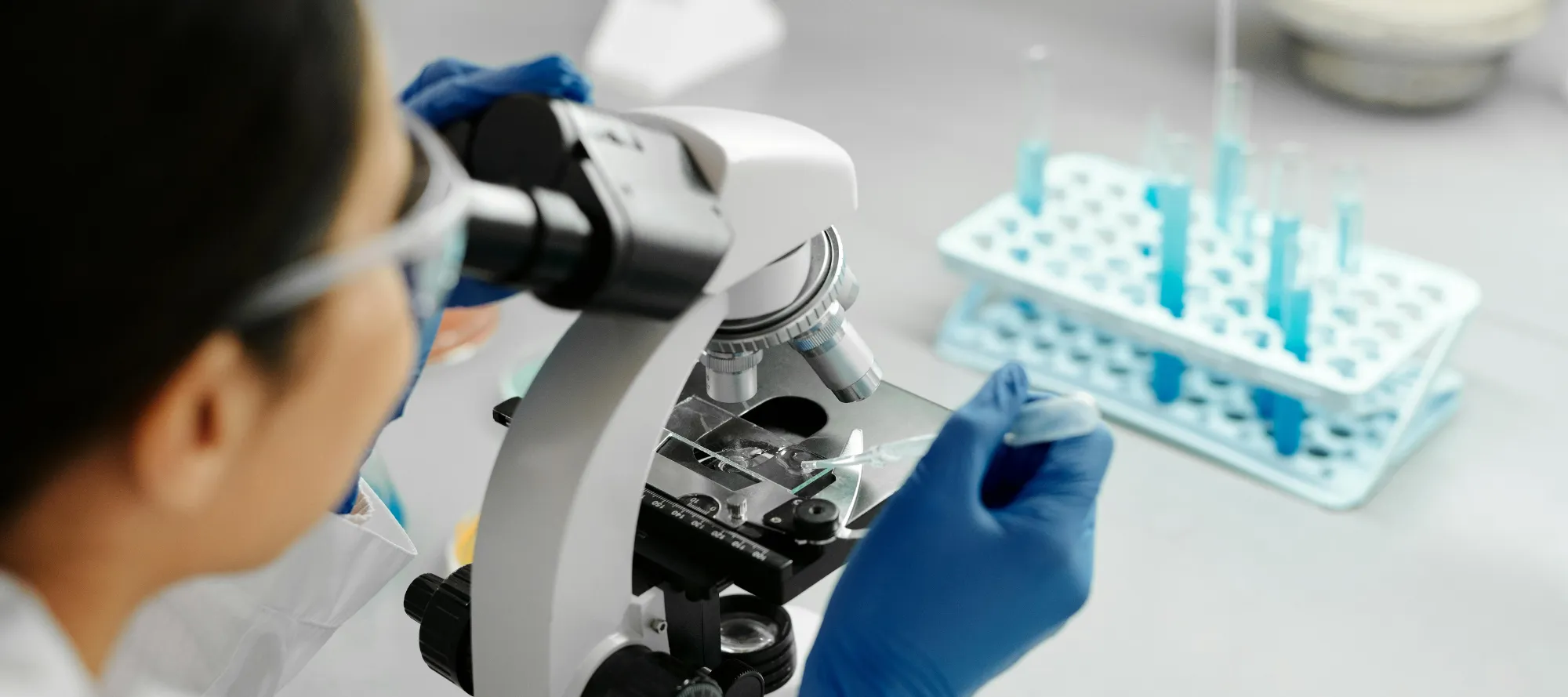 Wissenschaftlerin am Mikroskop