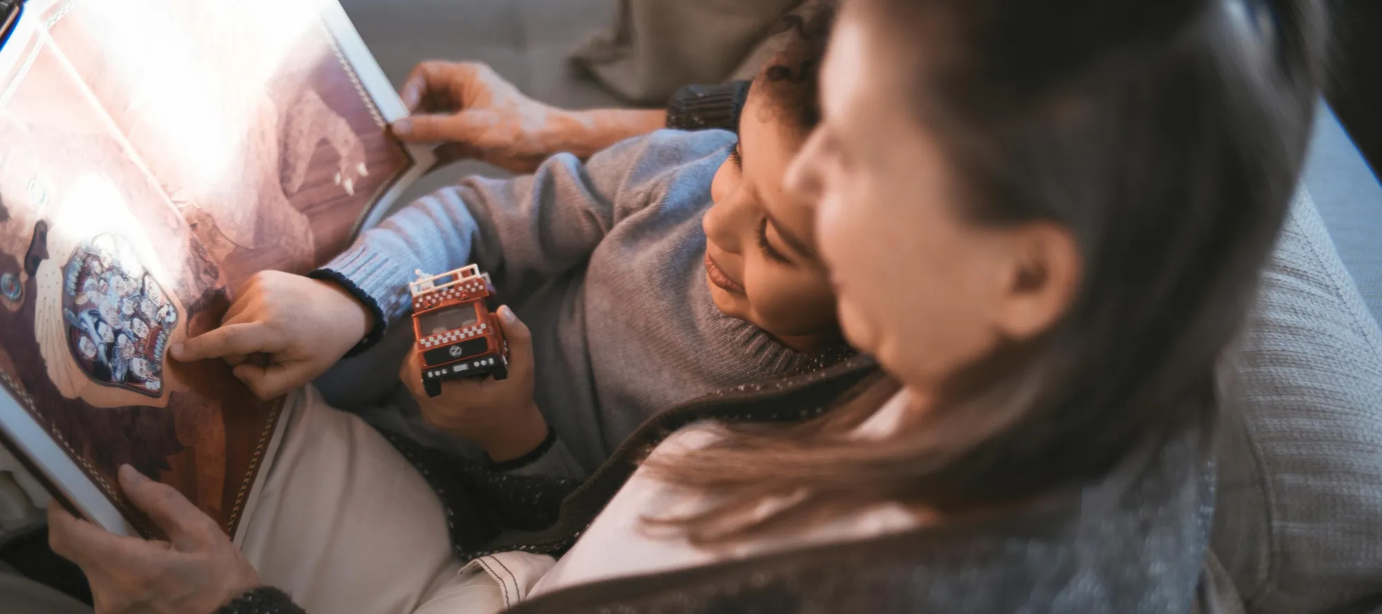 Mutter mit Kind beim Vorlesen