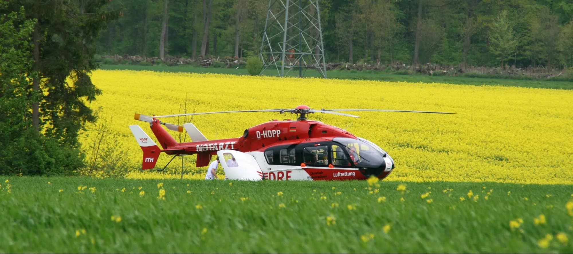 Helikopter der Luftnotrettung auf einer Wiese