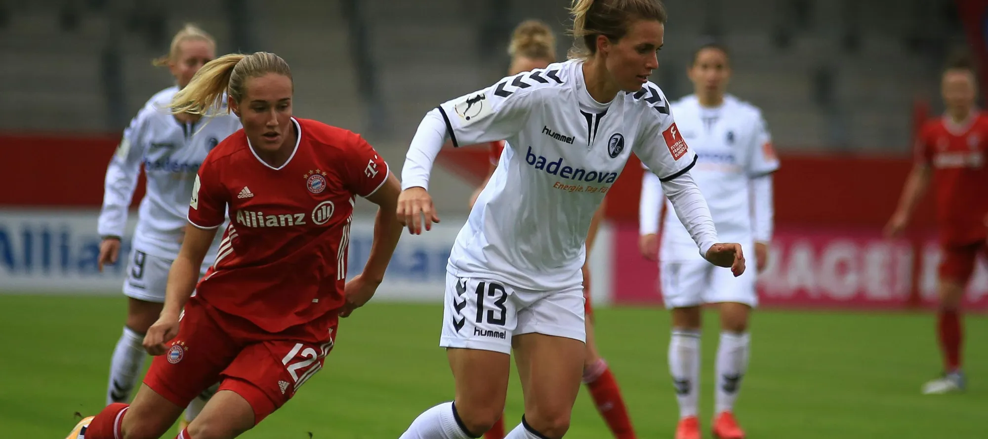 Fussballerinnen im Zweikampf