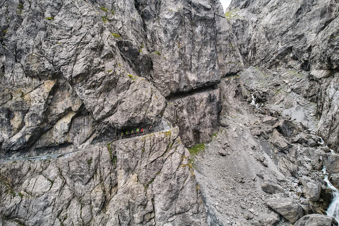 Menschen bei Alpenüberquerung in einer Schlucht