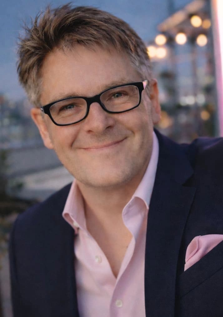 Oliver Ebert ist Rechtsanwalt und einer der bekanntesten Experten für Diabetes und Recht im deutschsprachigen Raum – und lebt selbst mit Typ-1-Diabetes. Seit vielen Jahren berät er Menschen mit Diabetes, Angehörige und Fachpersonal zu juristischen Fragen, von Führerschein über Arbeitsrecht bis zur Hilfsmittelversorgung. Er war langjähriger Vorsitzender des DDG-Ausschusses Soziales, ist Mitautor der europaweit ersten S2e-Leitlinie „Diabetes & Straßenverkehr“ und veröffentlicht regelmäßig zu Diabetes & Recht. Seine besondere Stärke: komplexe Rechtsfragen verständlich erklären und Betroffenen konkrete Wege aufzeigen, ihre Rechte sicher durchzusetzen.